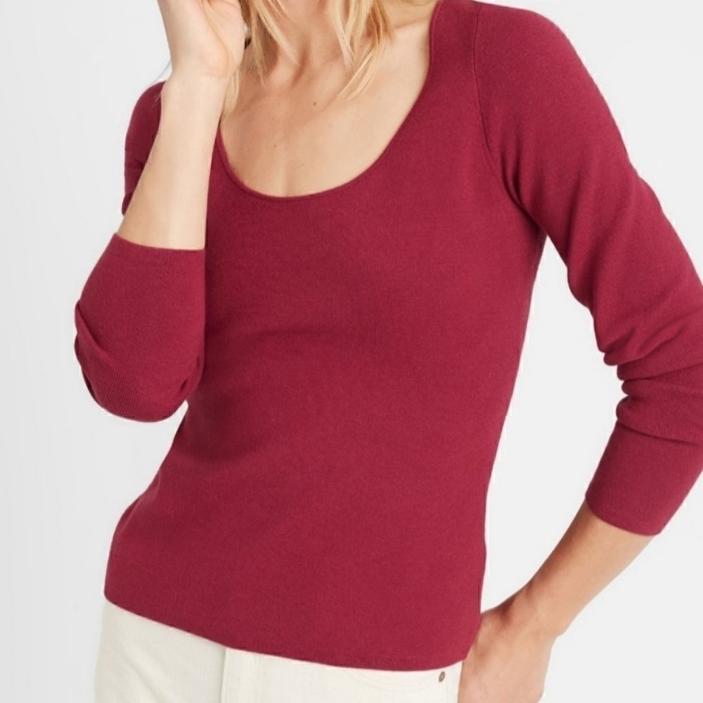 Banana Republic Women's Cranberry Wine Red Scoop Neck Fitted Sweater Size Small